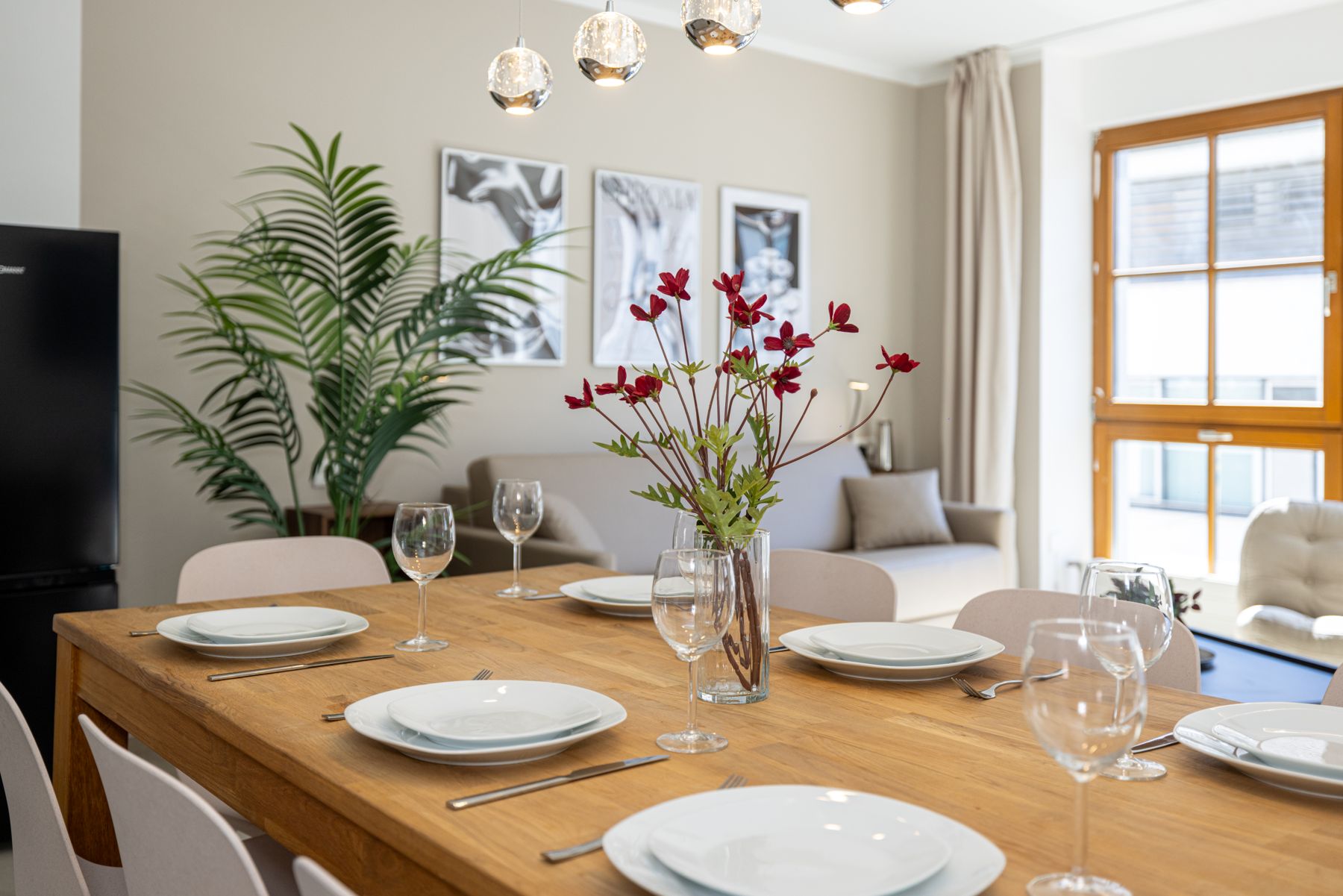 Gedeckter Holztisch mit Blumen im Wohn- und Essbereich