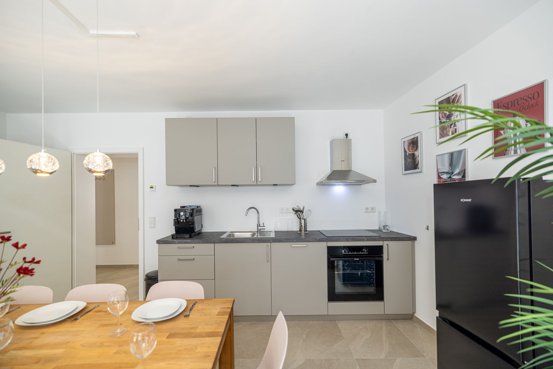 Küchenzeile mit Backofen und Kühlschrank
